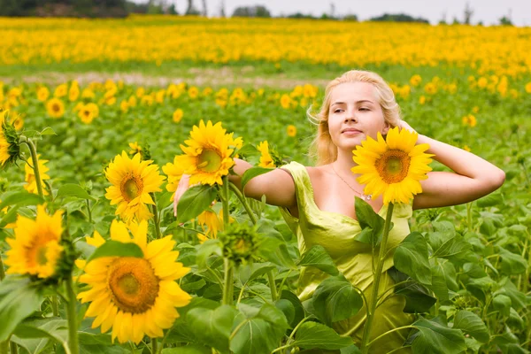 Meisje in zonnebloemen — Stockfoto