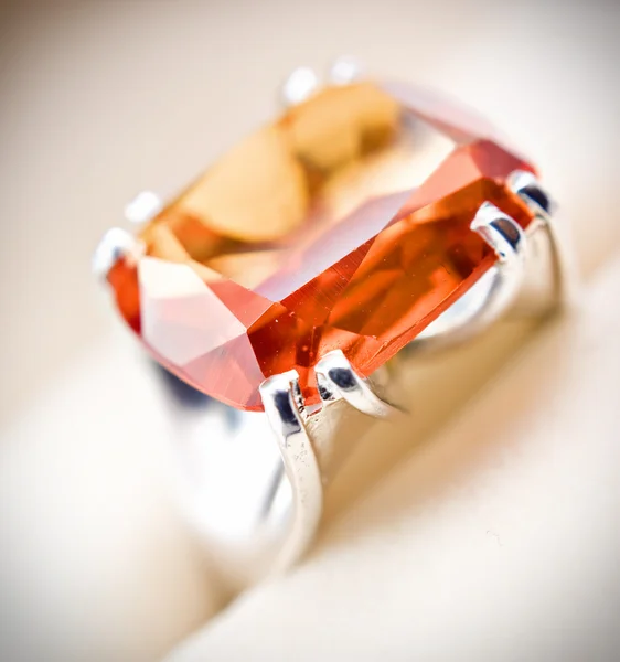 ボックスを白で隔離されるオレンジ色の宝石とレトロ古いシルバー リング — ストック写真