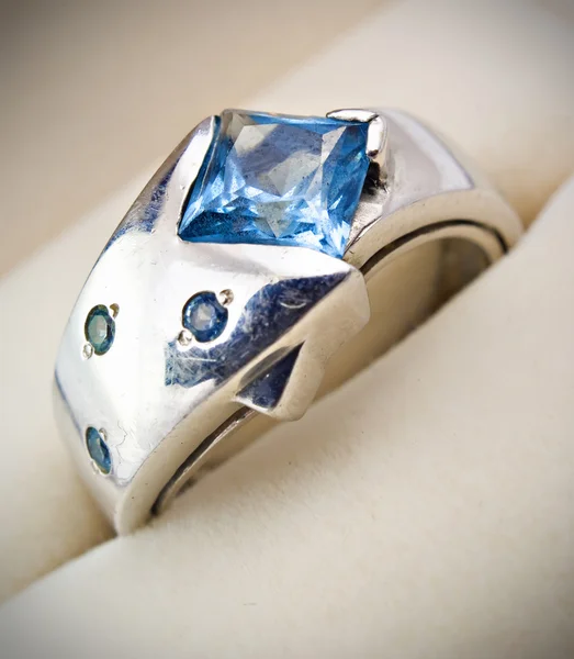 与白色上孤立的框中的蓝色宝石复古老银戒指 — 图库照片