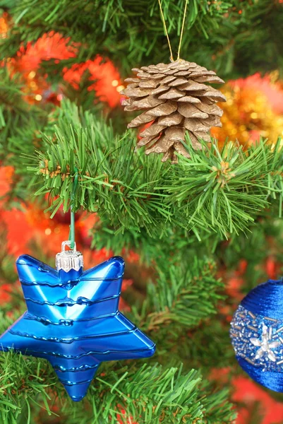Estrella Azul Colgando Del Árbol Navidad —  Fotos de Stock