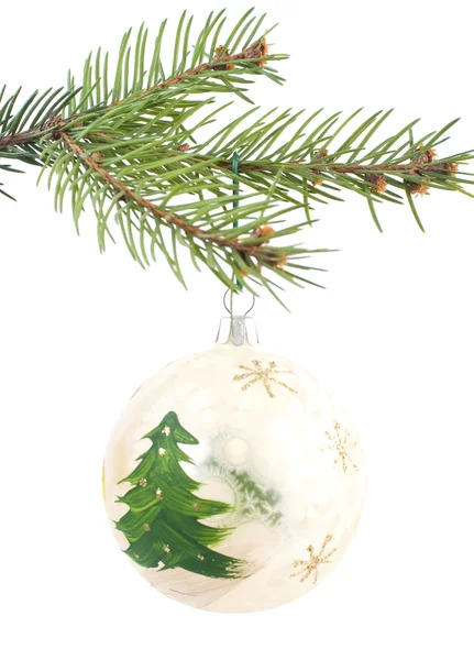 漂亮的多彩圣诞节装饰摆设挂在圣诞树上的特写照片 在白色隔离 — 图库照片