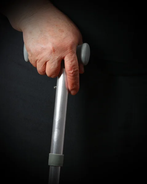 杖に年配の女性の手 — ストック写真
