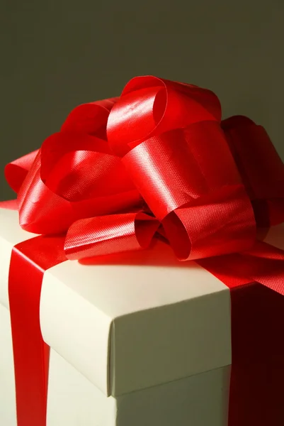 红丝带的一个白色礼品盒 — 图库照片