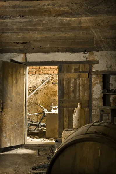 Παλαιά εγκαταλειμμένη κελάρι κρασιού — Φωτογραφία Αρχείου