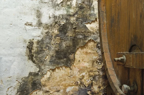 脏发霉的旧墙 — 图库照片