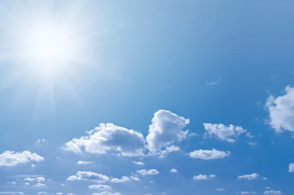 Solig blå himmel — Stockfoto