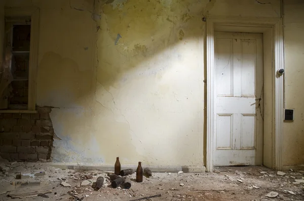 Chambre abandonnée avec porte Photos De Stock Libres De Droits