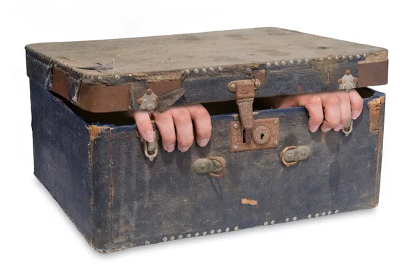 Старый чемодан с руками — стоковое фото