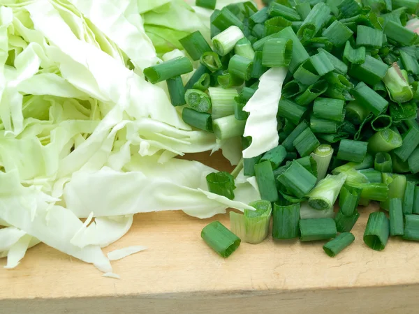 Yeşil soğan ve lahana — Stok fotoğraf