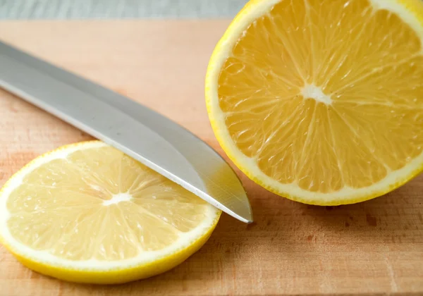 Отрезанный лимон — стоковое фото
