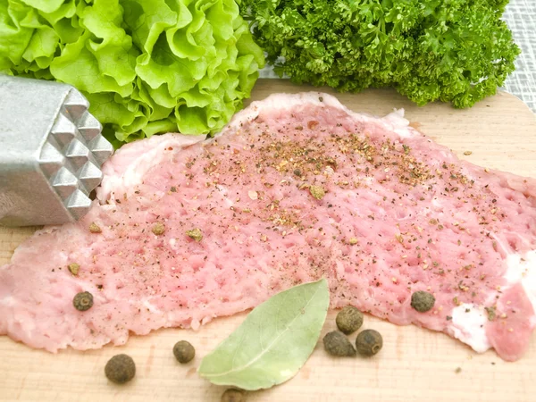 Ruwe Pork Chop Wordt Gedekt Door Specerijen Gelegen Een Bord — Stockfoto
