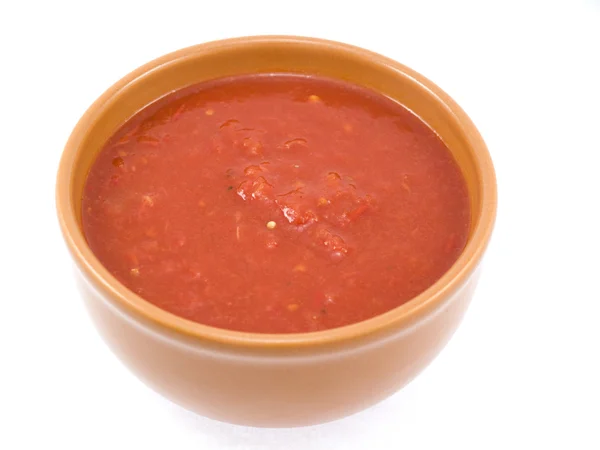 小盘子装满红美味番茄酱坐落在白色背景上 — 图库照片