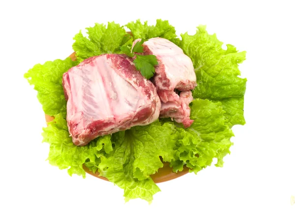 Některé Hrany Surové Vepřové Nacházejí Izolované Desky Listy Zeleného Salátu — Stock fotografie