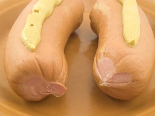 Duas Salsichas Com Mostarda Estão Prato Marrom — Fotografia de Stock
