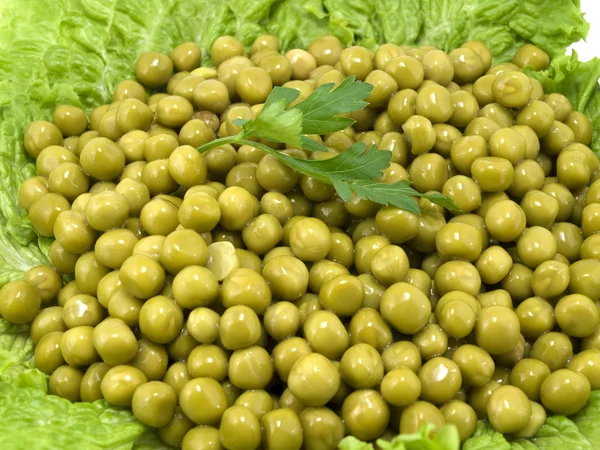 Grüne Erbsen Werden Einem Haufen Auf Mit Salatblättern Bedecktem Geschirr — Stockfoto