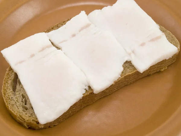 Een Sandwich Met Drie Segmenten Van Vet Een Plaat — Stockfoto