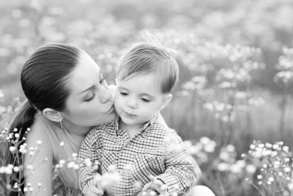 Mother and son on fresh air — Stock Photo, Image
