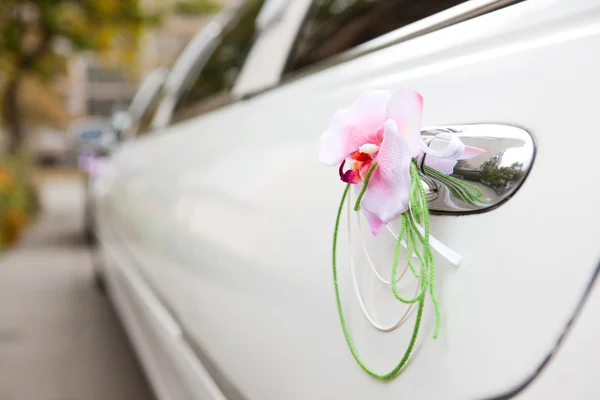Schöne Blumendekoration Der Tür Einer Weißen Limousine Hochzeitstag — Stockfoto
