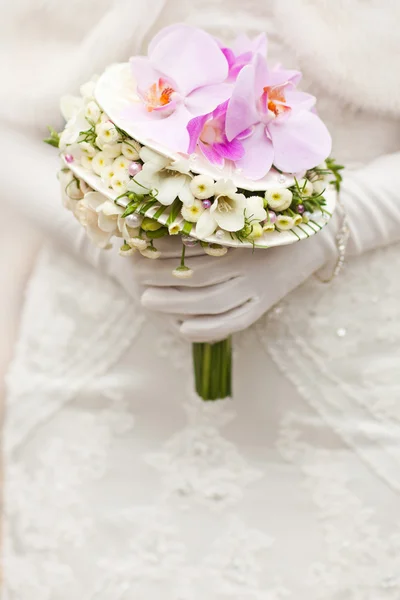 Невеста Белой Одежде Держит Красивый Свадебный Букет Орхидеями — стоковое фото