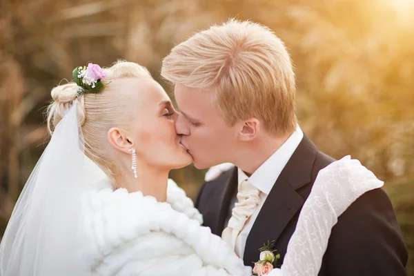 ちょうど夫婦美しい白人の夕日にキス — ストック写真