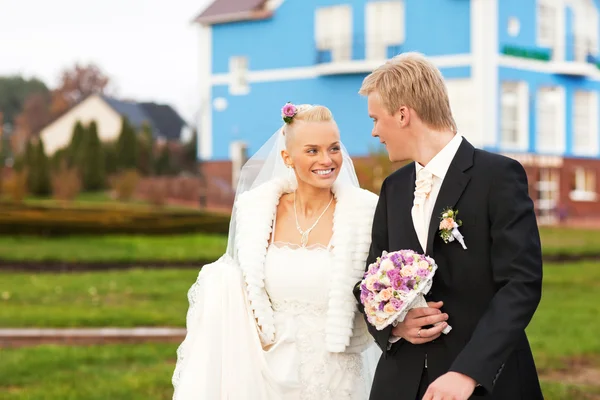 Bonito Apenas Casado Casal Caucasiano Andando Sorrindo — Fotografia de Stock