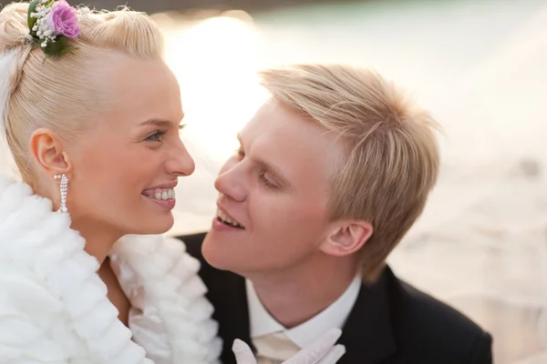 Gerade Verheiratete Kaukasische Paare Lächeln Einander Freien — Stockfoto