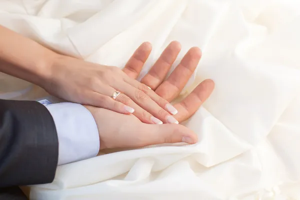 白种人年轻成人与结婚戒指的两只手的特写 — 图库照片