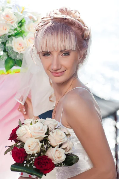 Felice Sposa Caucasica Posa Con Bouquet Sposa — Foto Stock