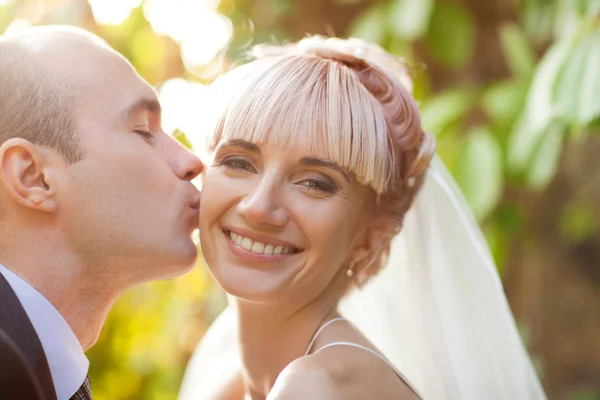 Novio besa a la novia — Foto de Stock