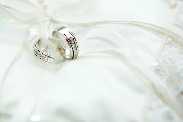 Schöne Glänzende Eheringe Mit Diamanten Auf Weiß — Stockfoto
