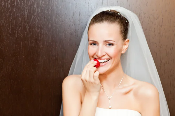 Vonzó Kaukázusi Menyasszony Eszik Eper Látszó Fényképezőgép — Stock Fotó