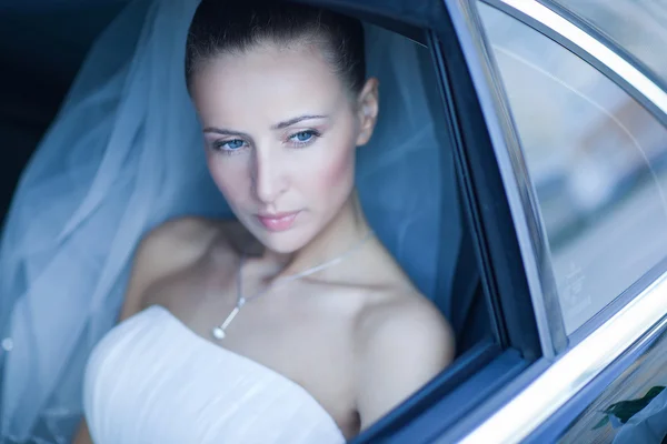 Braut im Auto — Stockfoto