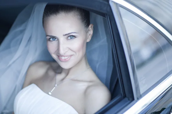 有吸引力的白种人新娘坐在车和微笑到摄像机 — 图库照片