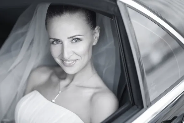 有吸引力的白种人新娘在车里笑到摄像机 — 图库照片