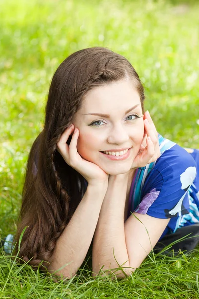 Atraktivní Kavkazské Dívka Vleže Zelené Trávě — Stock fotografie