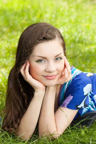 Attraktiva Kaukasiska Flicka Liggande Grönt Gräs — Stockfoto