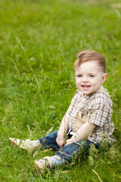 Anak di rumput — Stok Foto