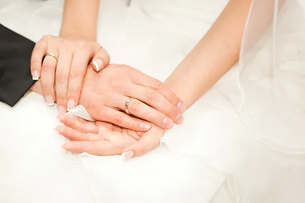 結婚指輪と白人の若い大人の つの手のクローズ アップ — ストック写真