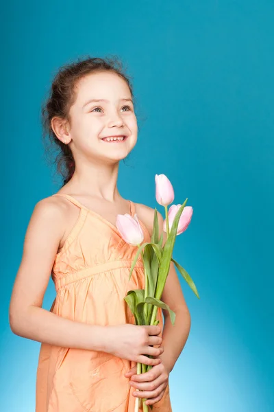 Chica Positiva Años Con Manojo Tulipanes Rosados —  Fotos de Stock