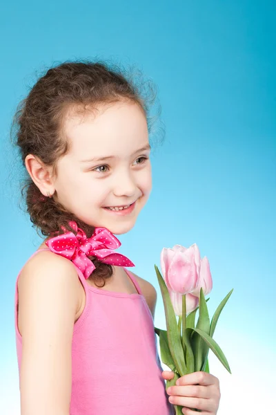 花とかわいらしい女の子 — ストック写真