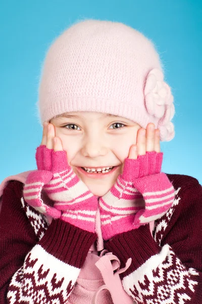Sıcak Giysiler Izole Mavi Zemin Üzerine Beyaz Yaşındaki Kız Closeup — Stok fotoğraf