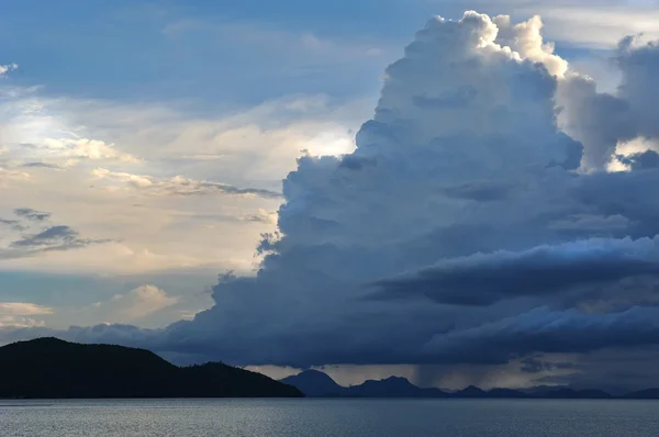 Nubes de tormenta sobre el mar — Foto de Stock