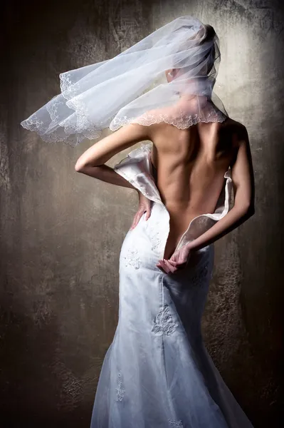 Güzel seksi gelin düğün elbisesini unzip — Stok fotoğraf