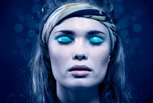 Hermosa joven con maquillaje azul — Foto de Stock