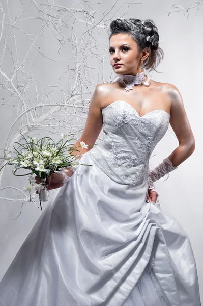 Schöne Braut mit Brautstrauß — Stockfoto