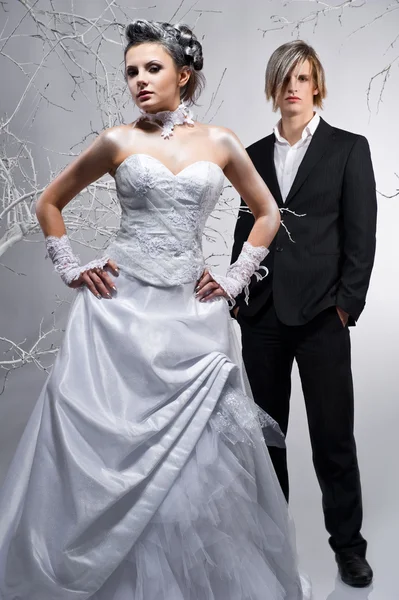 Schöne Braut Und Bräutigam Isoliert Auf Winter Hintergrund — Stockfoto