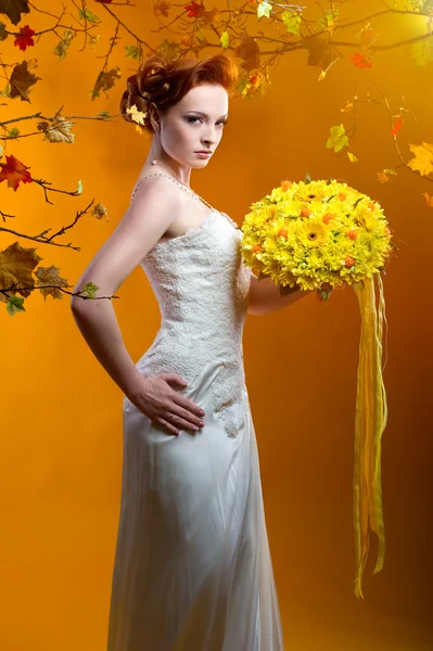 Schöne Braut Mit Einem Strauß Blumen — Stockfoto