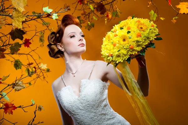 Belle mariée rousse avec un bouquet de fleurs — Photo