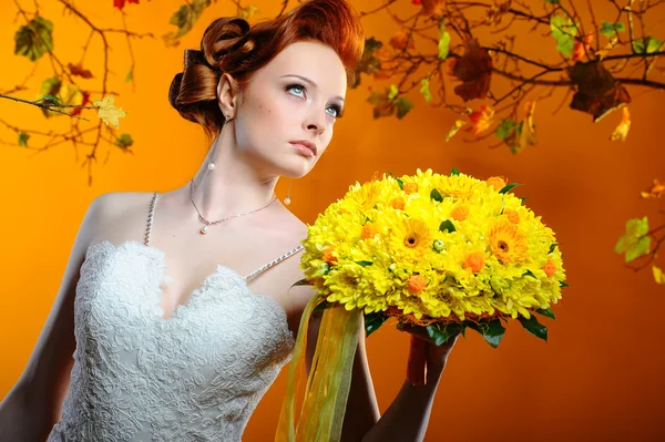 Krásná zrzka nevěsta — Stock fotografie