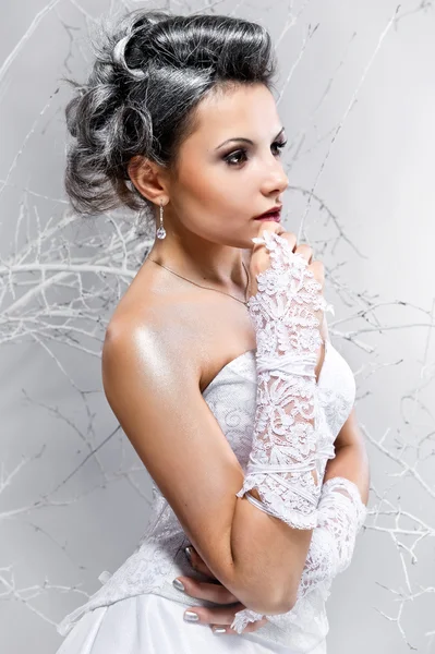 Nachdenklich Schöne Braut Isoliert Auf Winter Hintergrund — Stockfoto